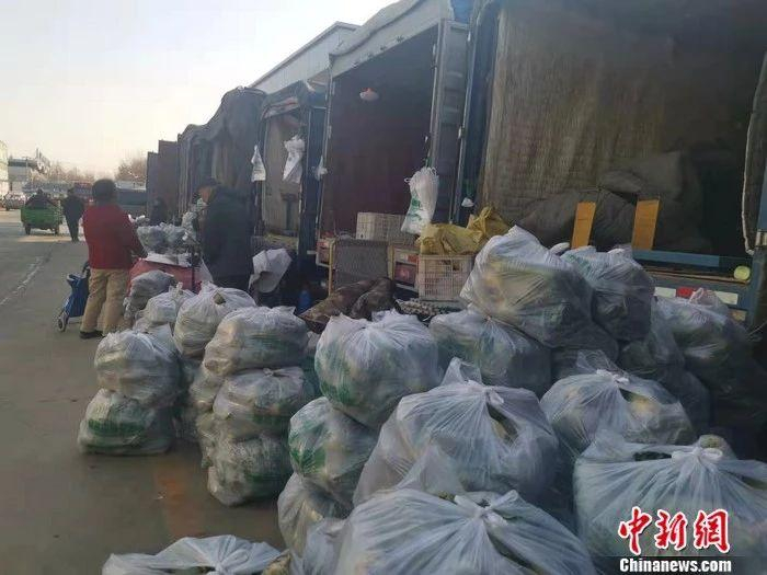 图为北京新发地市场卖萝卜的一条道。 谢艺观 摄