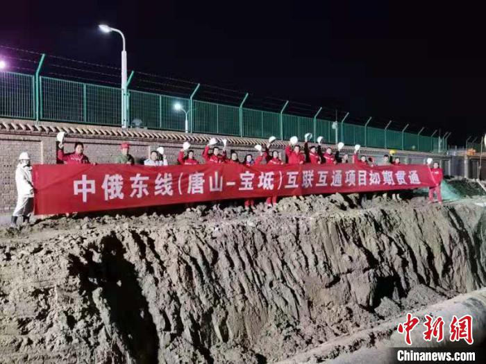 图为员工欢呼如期贯通。　王松显　摄