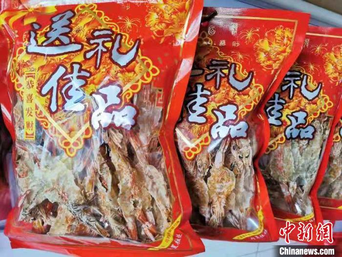 符合春节送礼用的袋装生晒虾干 李晓春 摄