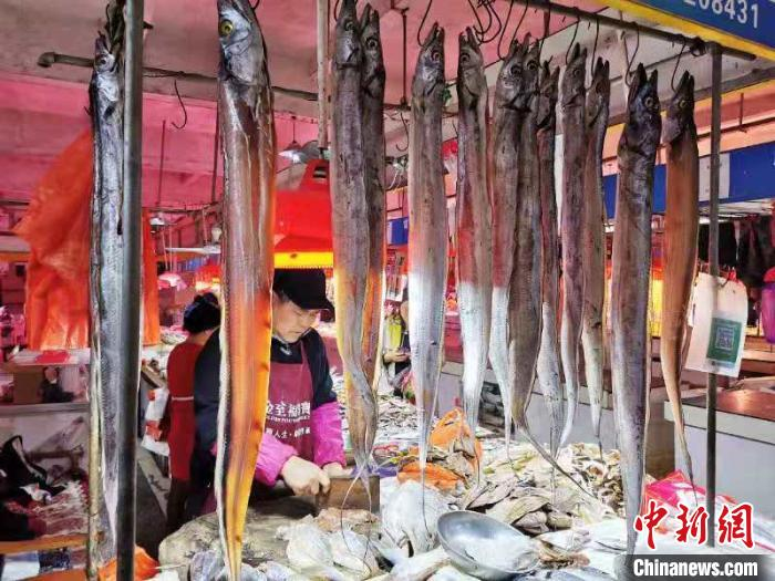 富城市场内一销售“腰带”的海味档 李晓春 摄