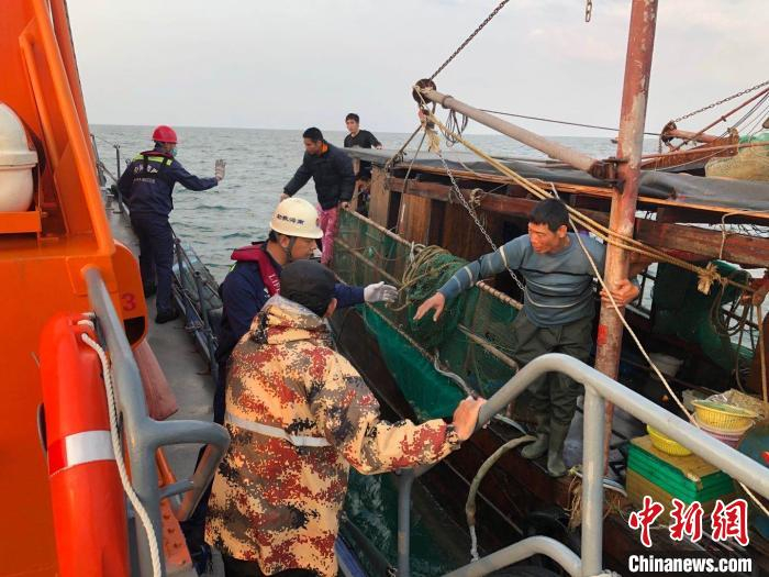 接遇险人员到“华英396”艇 许承文 摄