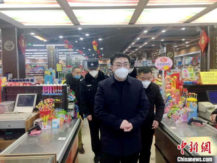 疫情防控期间，罗启培到超市检查生活物资供应情况。　沛县县委宣传部供图