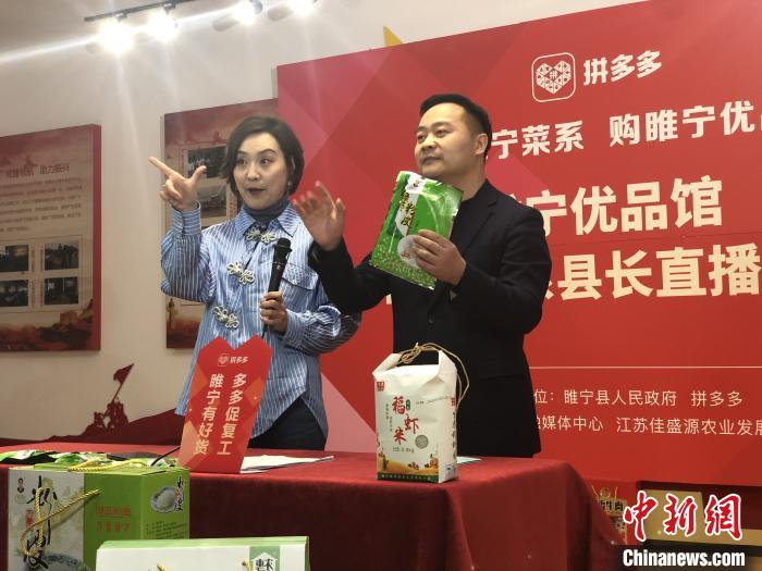     薛永向网友们推荐睢宁特产绿豆粉皮。　刘林　摄