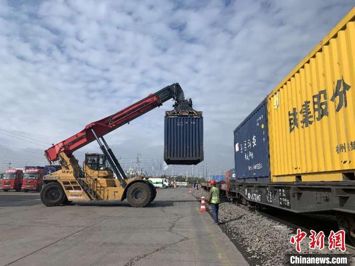 新疆铁路成复工复产“先行官” 一季度货运量同比增长逾16%