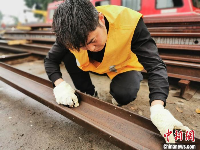 从桂海铁路调查保护中发现的“汉阳造”钢轨。　冷鹏飞 摄