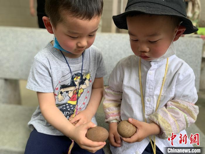 孩子们“碰蛋”。镇海宣传部供图