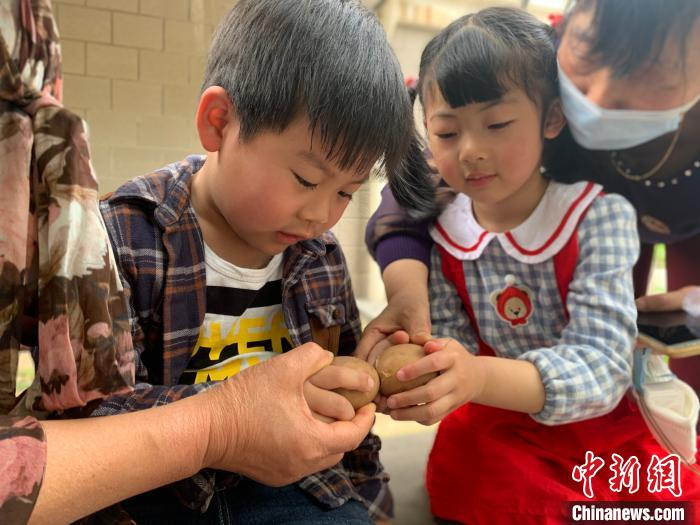 “碰蛋”。镇海宣传部供图