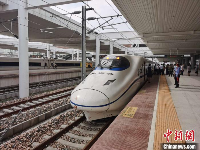 G55304次试运行列车抵达浙江湖州站。　陆应果 摄