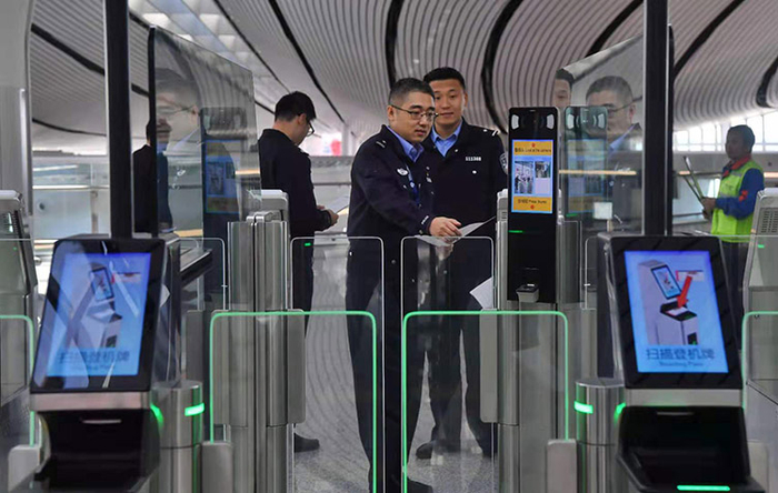 10月25日，工作人员正在调试“人像比对”系统。新京报记者 李木易 摄