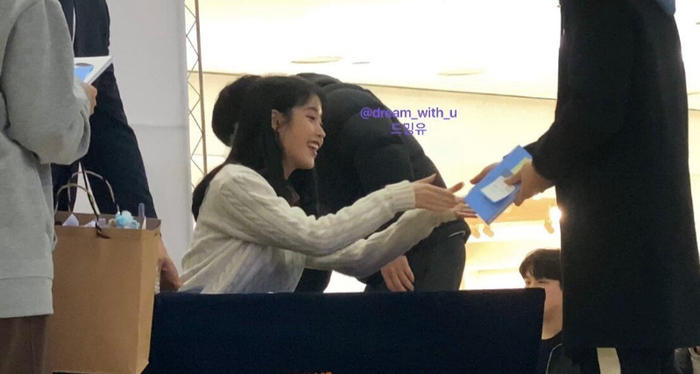  男粉丝把手里的笔，还给了IU（推特@i_dream_with_u）