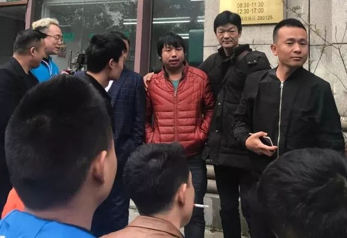 被拍客们策划为“流浪大师2.0”的红衣哥（中）。