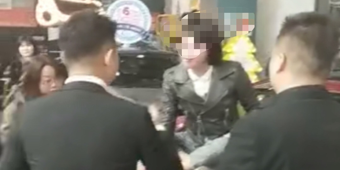 西安女车主坐奔驰车顶维权 当地已成立调查组