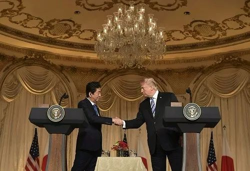 ▲4月18日，特朗普和安倍晋三在联合记者会上握手。（法新社）