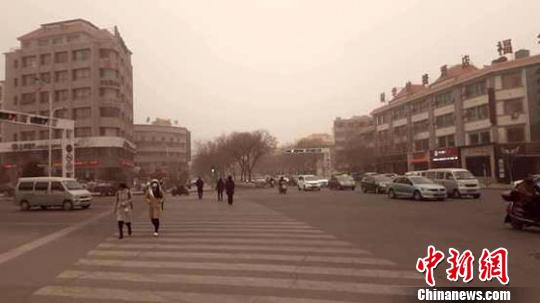 3月19至20日，甘肃出现大范围沙尘天气。图为酒泉市城区黄沙漫天。　丑伟　摄