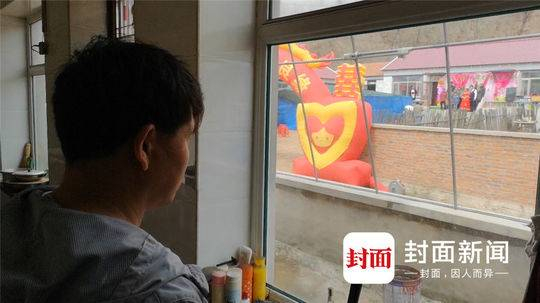 4月23日，会民村。刘忠林望着对面的婚礼，说下一步想要成个家。