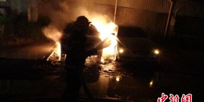 福州凌晨两部轿车起火 消防员快速处置