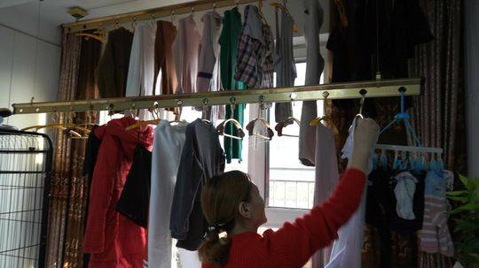  1月9日，出发前，李军的妻子在收拾一家人的衣物