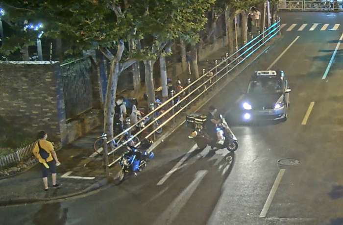 案发时监控画面。静安区检察院供图