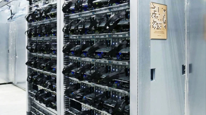 图｜搭载 TPU 的服务器（来源：谷歌）