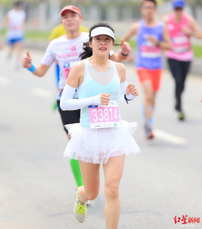↑参加马拉松的黎莉莉