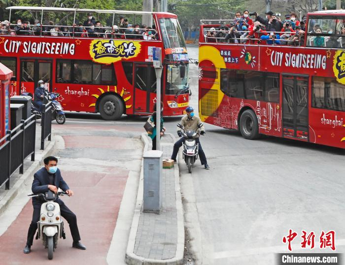 摄影爱好者在“都市观光”巴士车顶，拍摄上海城市。　殷立勤 摄
