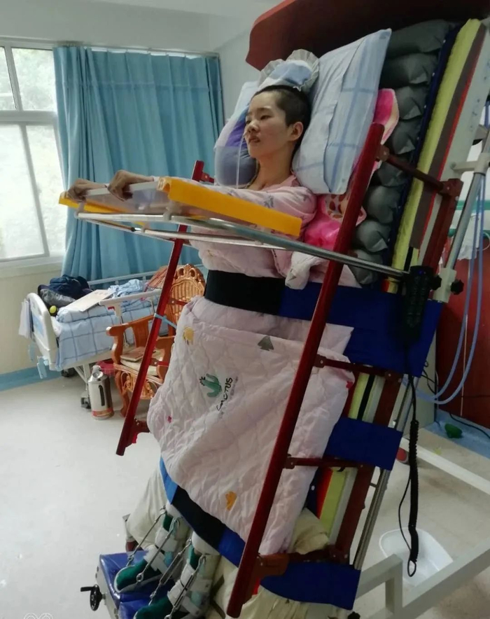  ▲杨朋的妻子在做康复训练。受访者供图