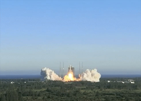 长征五号B运载火箭点火瞬间（高一鸣 摄）