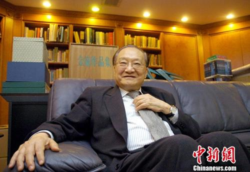  资料图片：香港著名作家查良镛（金庸）。中新社记者 洪少葵 摄