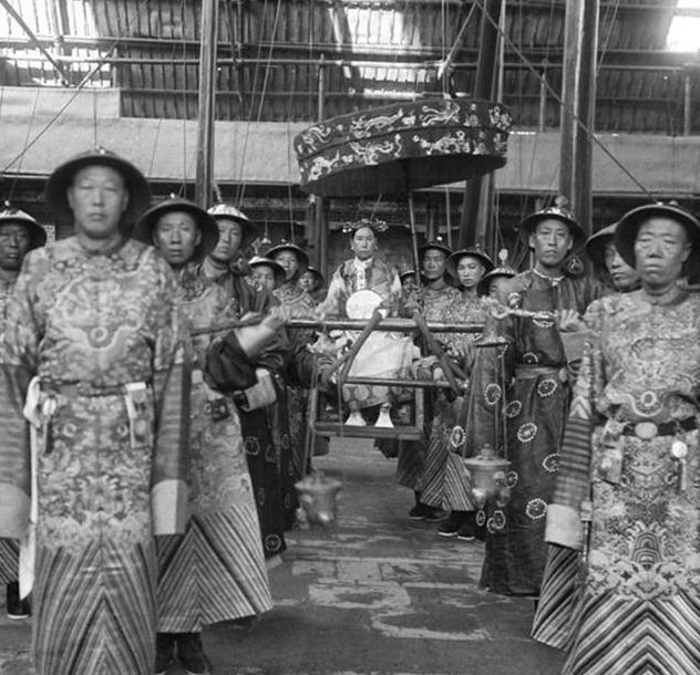 晚清1903年慈禧太后老照片:荷花池扮观音,与李莲英赏雪|慈禧太后|荷花池