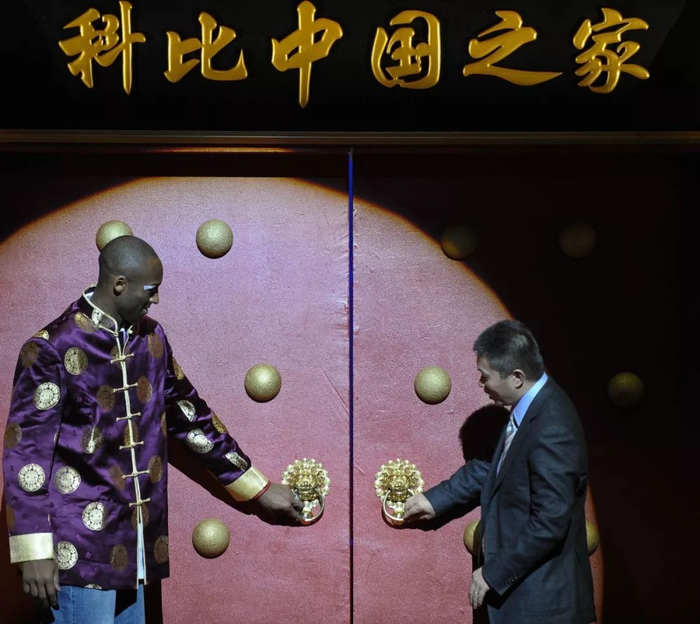 这是2009年1月15日，科比（左）在美国洛杉矶出席他自己的个人中文官方网站和博客的开通发布会。新华社记者 戚恒 摄