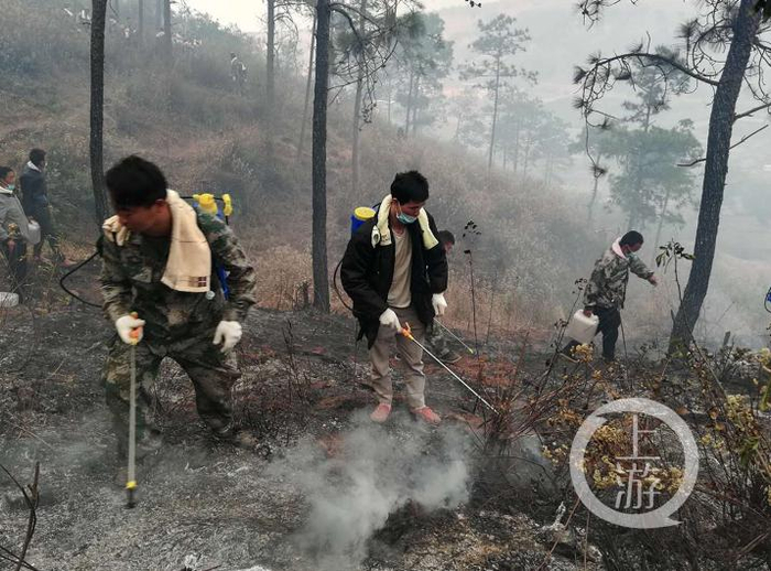 ▲西昌当地群众参与火场清理。图片来源/西昌市委宣传部