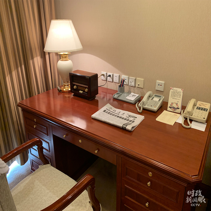△宾馆房间里李延年的写字台。充满年代感的收音机和台历一尘不染。（央视记者沈忱拍摄）