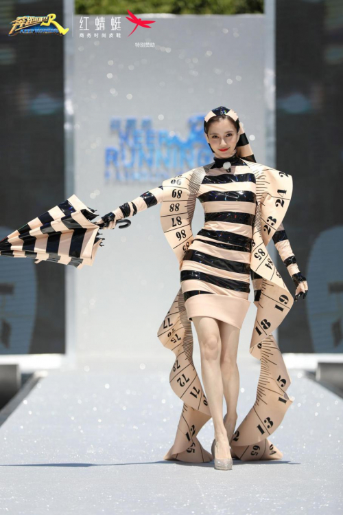 Angelababy杨颖穿着红蜻蜓美鞋录制节目