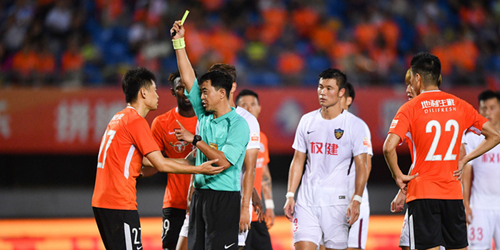 关于对北京人和足球俱乐部队球员刘健违规违纪