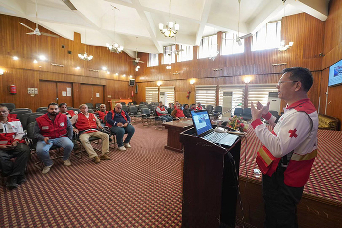 中国红十字会工作人员与当地相关人士进行会谈。