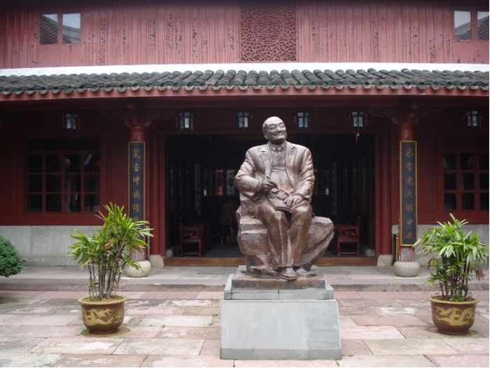 浙江桃花岛上的金庸铜像 图片来源：维基百科