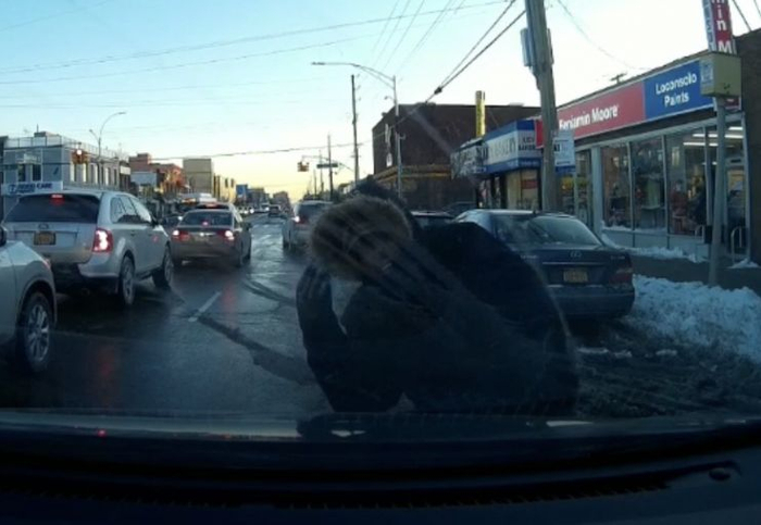 　碰瓷男 图丨侨报