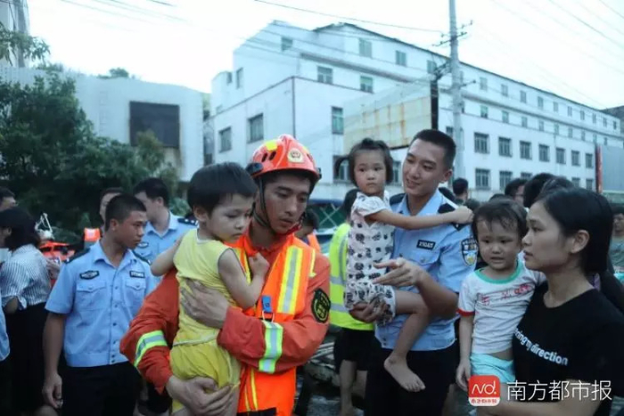  ▲9月1日，汕头潮阳区谷饶镇，救援人员在转移受灾群众。截至9月1日15时，汕头市参战力量共1021人，出动消防车122辆、舟艇93艘，无人机2架。抗洪抢险1218余次，营救被困人员1467余人，疏散3856余人。