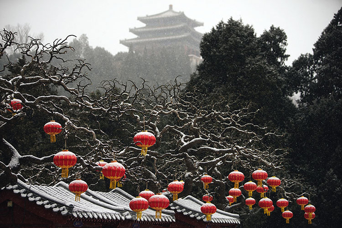 万春亭下雪打灯。