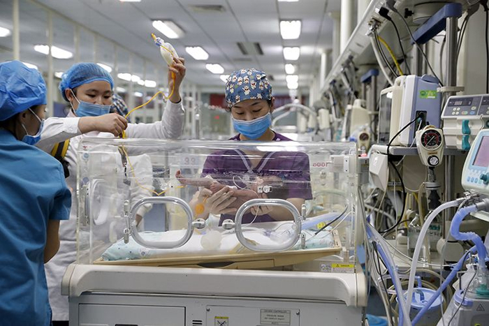 医护人员把两兄弟安全送进ICU重症监护室。