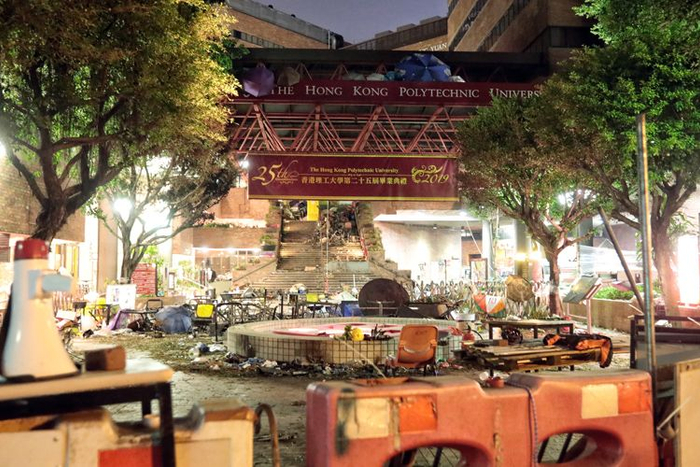 　　11月27日，新京报记者探访香港理工大学，校内一片狼藉。香港理工大学入口处堆放着各种障碍物和杂物。