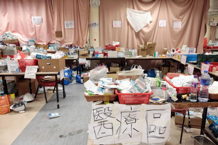 “医疗区”摆了很多药物和医疗用品。