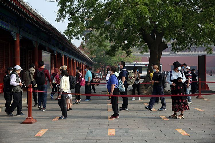  观众在预检区一米线上排队，等待激活门票。摄/新京报记者 浦峰