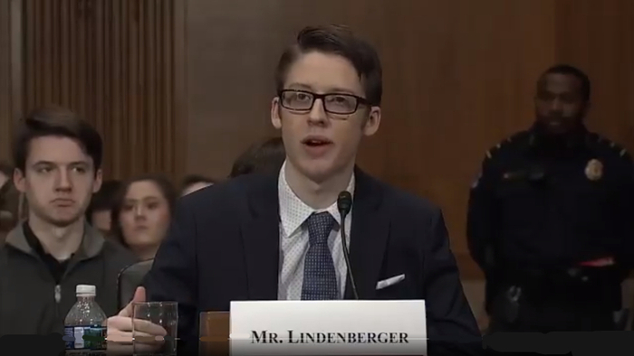 　　林登伯格在听证会上发言