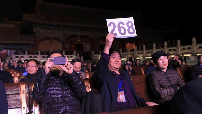 鲍坚强手举268号牌拍下万寿灯和天灯。新京报记者 浦峰&nbsp;摄