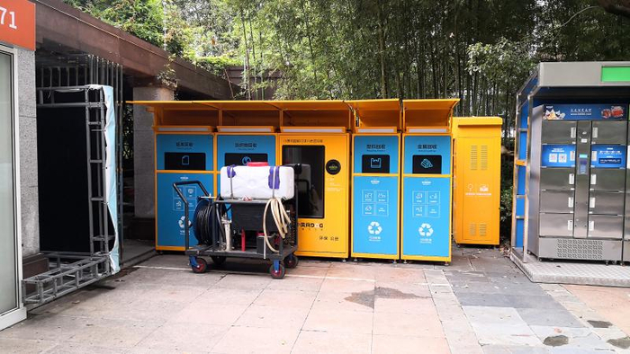  某高档小区外，崭新的“小黄狗”智能回收设备已被弃用