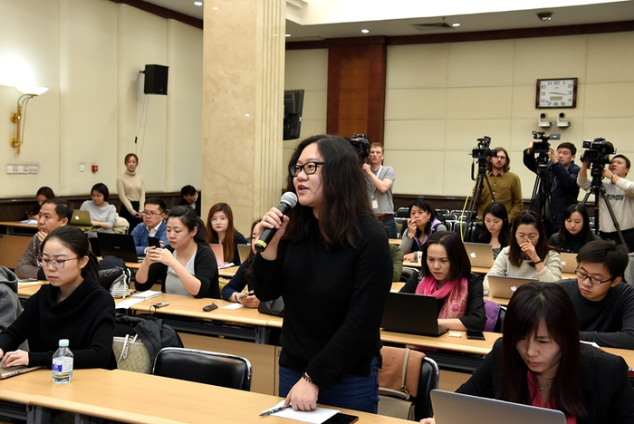 每日经济新闻记者提问