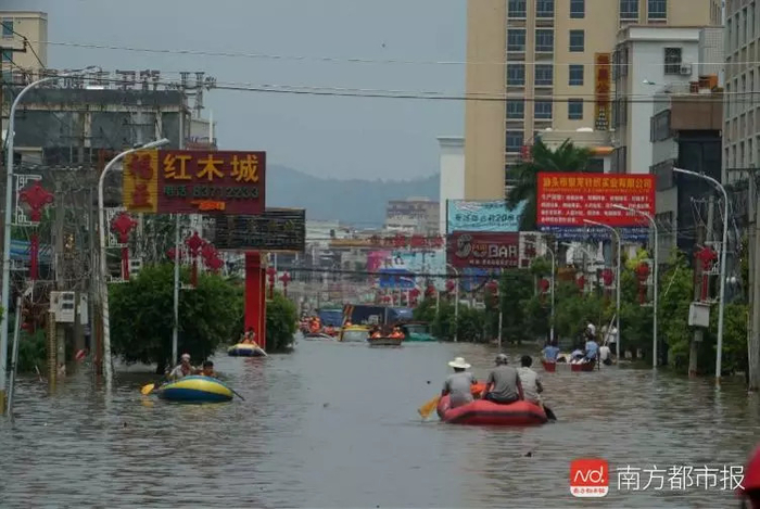 ▲今早（9月2日），汕头潮阳区谷饶镇开始放晴，但救援工作未停歇。