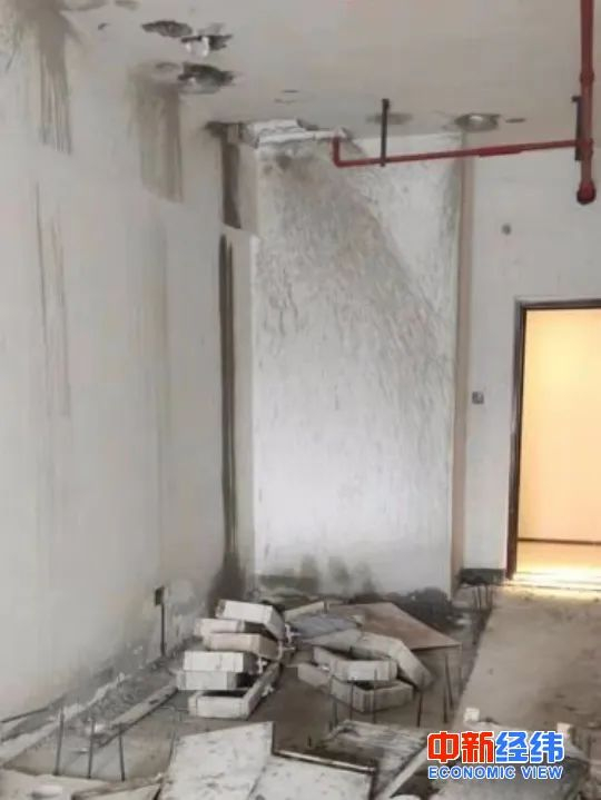  ▲业主购置的办公房内部正进行改造。受访者供图