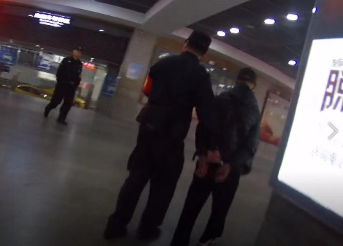 涉案男子被带回派出所。&nbsp; 警方供图
